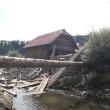 Podul de lemn care traversează râul Moldova s-a rupt luni, 14 august