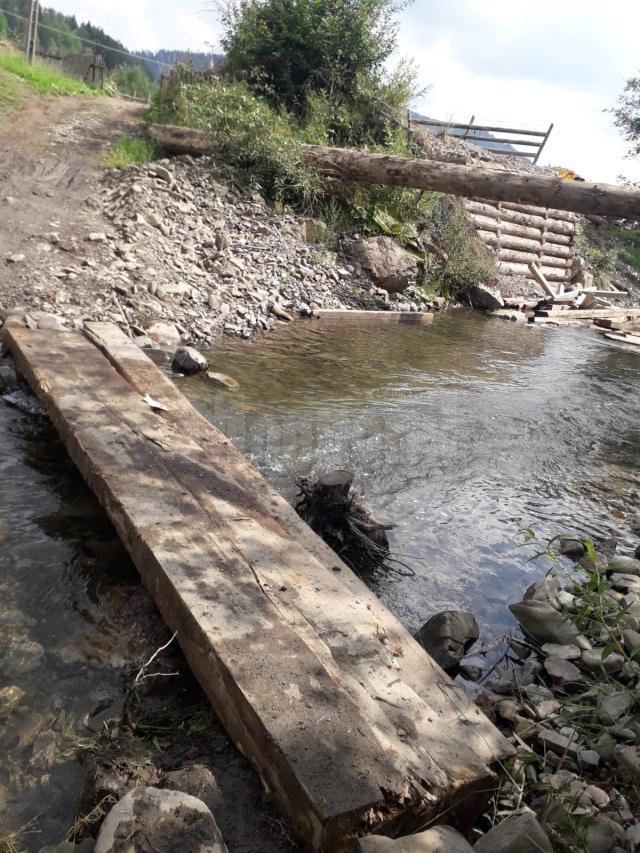 Podul de lemn care traversează râul Moldova s-a rupt luni, 14 august