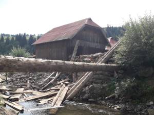 Podul de lemn care traversează râul Moldova s-a rupt luni, 14 august