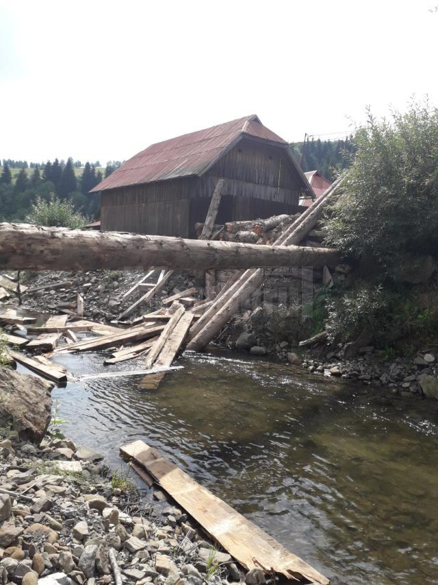 Podul de lemn care traversează râul Moldova s-a rupt luni, 14 august