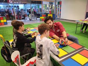Sâmbătă, pe 26 august 2023, copiii pasionați de cub Rubik sunt invitați la o nouă serie a atelierelor de rezolvare a cubului Rubik 3x3