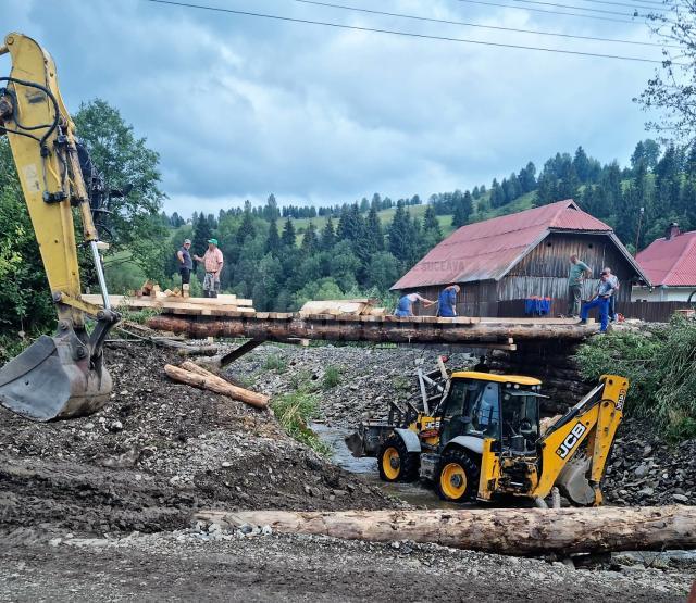 Pod refăcut de Direcția Silvică Suceava la doar 10 zile după ce a fost distrus 6