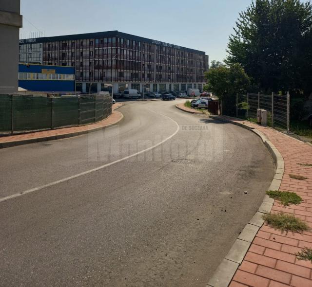 Ruta alternativă pentru traficul ușor dar și greu pe strada Apeductului, înspre Podul Unirii, iar de acolo, mai departe, înspre Mall sau spre Salcea