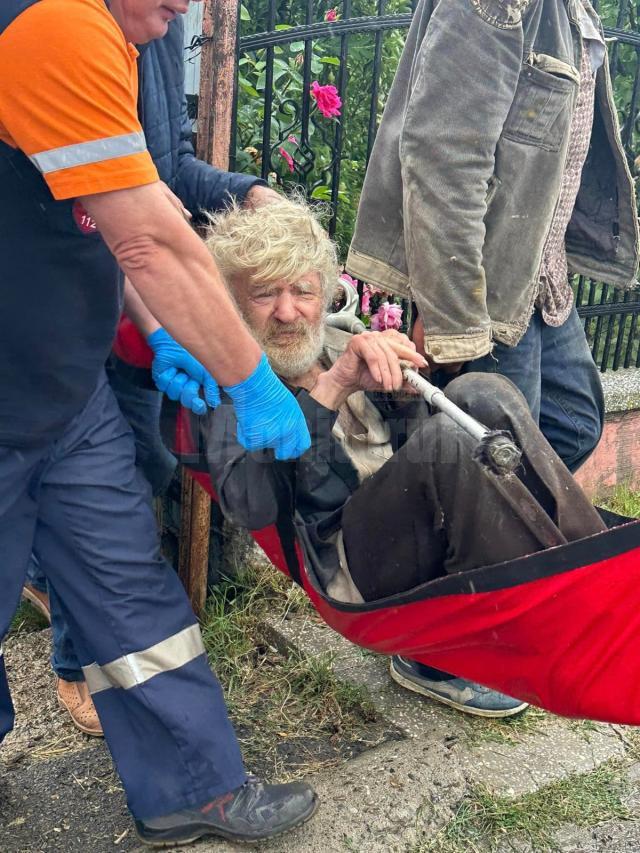 Bătrân găsit paralizat în casă, printre gunoaie