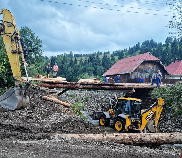 Pod refăcut de Direcția Silvică Suceava la doar 10 zile după ce a fost distrus