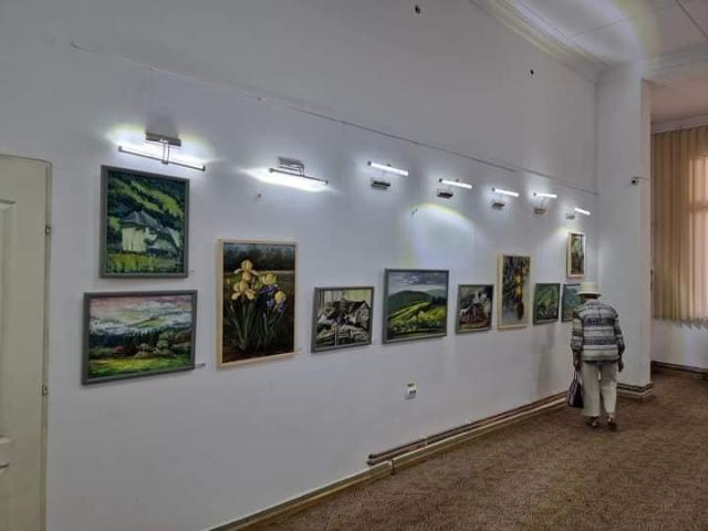 „Motive interpretate”, expoziție cu lucrări realizate de șase artiști din România și Republica Moldova, la Vatra Dornei