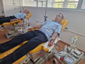 Pompieri de la ISU Suceava donează sânge pentru victimele accidentului de la Crevedia