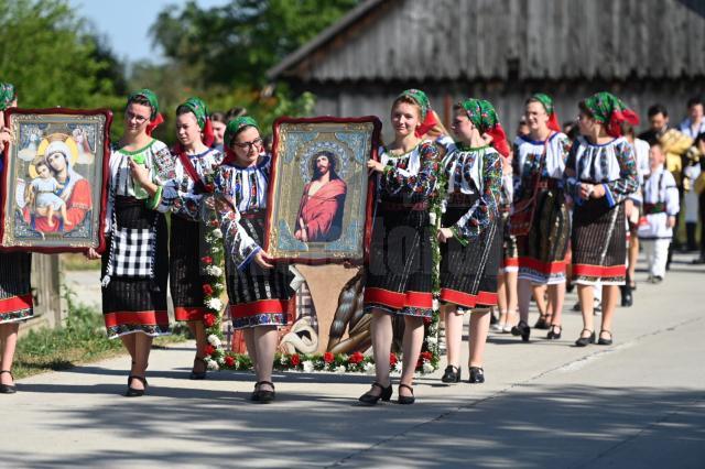 Sute de credincioși au participat la procesiunea cu moaștele Sf. Nectarie și ale Sf. Ioan Botezătorul, pe străzile comunei Arbore