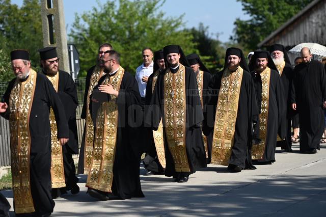 Sute de credincioși au participat la procesiunea cu moaștele Sf. Nectarie și ale Sf. Ioan Botezătorul, pe străzile comunei Arbore