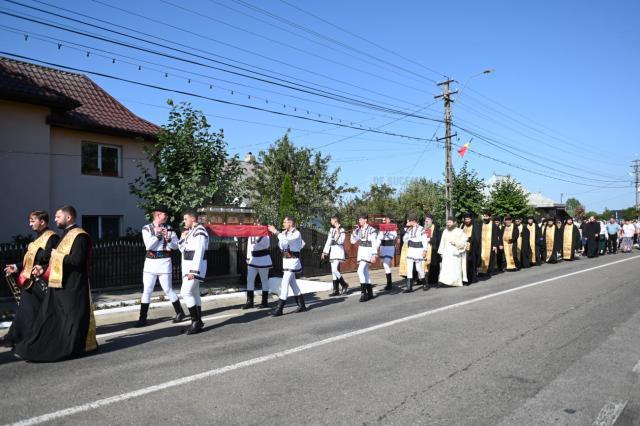 Sute de credincioși au participat la procesiunea cu moaștele Sf. Nectarie și ale Sf. Ioan Botezătorul, pe străzile comunei Arbore