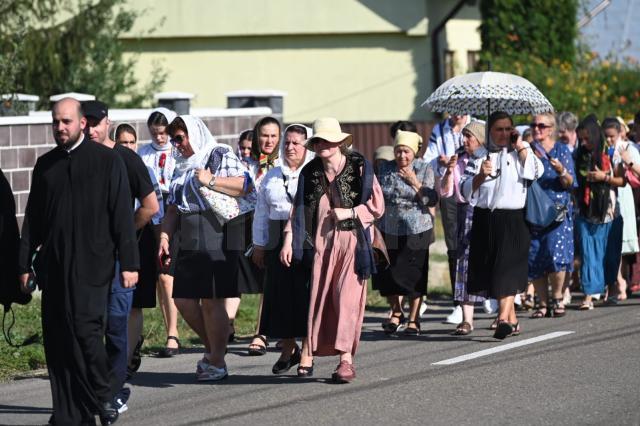 Sute de credincioși au participat la procesiunea cu moaștele Sf. Nectarie și ale Sf. Ioan Botezătorul, pe străzile comunei Arbore