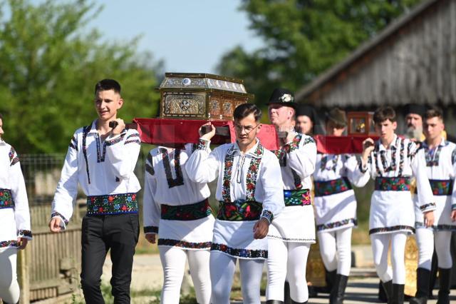 Sute de credincioși au participat la procesiunea cu moaștele Sf. Nectarie și ale Sf. Ioan Botezătorul, pe străzile comunei Arbore