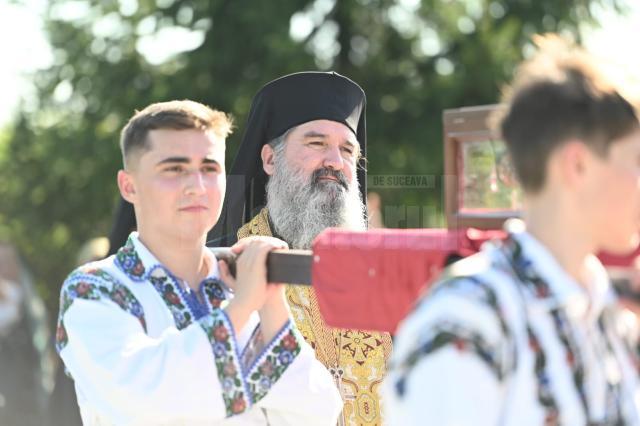 Sute de credincioși au participat la procesiunea cu moaștele Sf. Nectarie și ale Sf. Ioan Botezătorul, pe străzile comunei Arbore