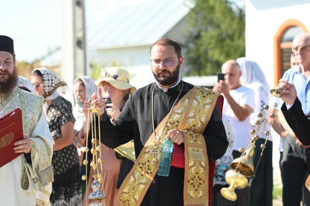 Sute de credincioși au participat la procesiunea cu moaștele Sf. Nectarie și ale Sf. Ioan Botezătorul, pe străzile comunei Arbore