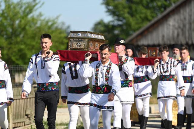 Procesiunea cu moaștele Sf. Nectarie și ale Sf. Ioan Botezătorul, pe străzile comunei Arbore