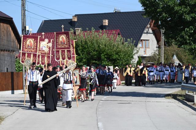 Sute de credincioși au participat la procesiunea cu moaștele Sf. Nectarie și ale Sf. Ioan Botezătorul, pe străzile comunei Arbore