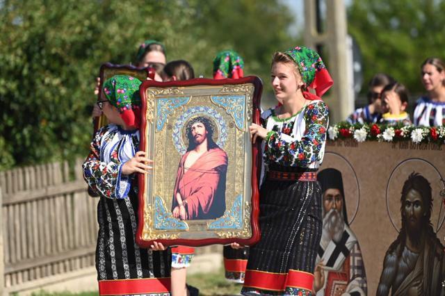 Sute de credincioși au participat la procesiunea cu moaștele Sf. Nectarie și ale Sf. Ioan Botezătorul, pe străzile comunei Arbore