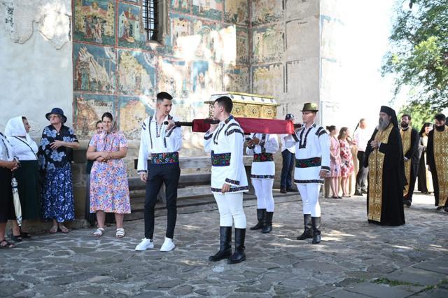 Sute de credincioși au participat la procesiunea cu moaștele Sf. Nectarie și ale Sf. Ioan Botezătorul, pe străzile comunei Arbore