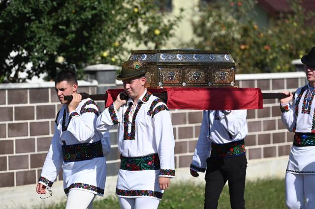 Sute de credincioși au participat la procesiunea cu moaștele Sf. Nectarie și ale Sf. Ioan Botezătorul, pe străzile comunei Arbore