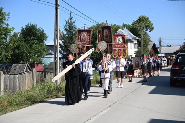 Sute de credincioși au participat la procesiunea cu moaștele Sf. Nectarie și ale Sf. Ioan Botezătorul, pe străzile comunei Arbore