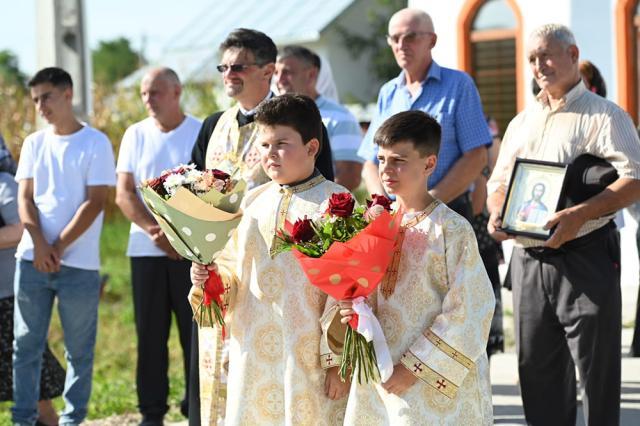 Sute de credincioși au participat la procesiunea cu moaștele Sf. Nectarie și ale Sf. Ioan Botezătorul, pe străzile comunei Arbore