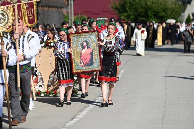 Sute de credincioși au participat la procesiunea cu moaștele Sf. Nectarie și ale Sf. Ioan Botezătorul, pe străzile comunei Arbore