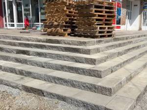 Pavaje în două culori, utilizate la modernizarea pietonalului din zona intersecției Mărășești