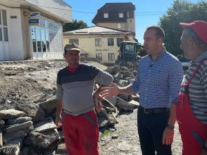 Viceprimarul Lucian Harșovschi l-a găsit la treabă pe „nea Mișu”, cel de care spune că a montat pavele în tot orașul