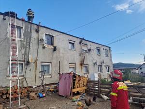 Un incendiu a afectat acoperișul unui imobil cu 13 apartamente