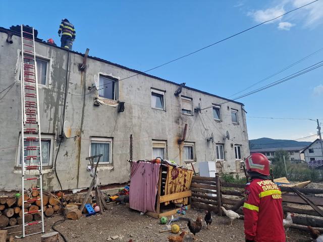 Un incendiu a afectat acoperișul unui imobil cu 13 apartamente