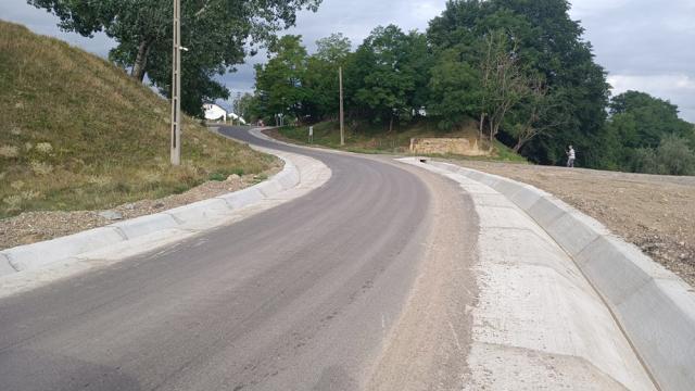 Strada Dumbrăvii din satul Tișăuți a fost asfaltată și are și rigole betonate de scurgere a apei