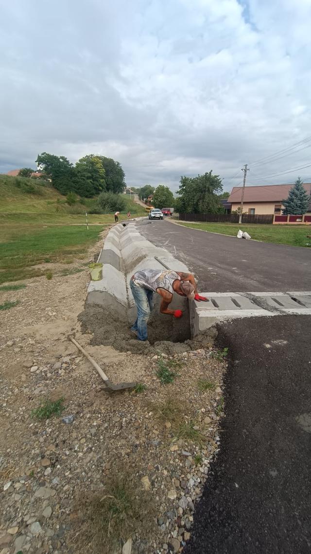 Ultimele lucrări la strada Dumbrăvii, din Tișăuți