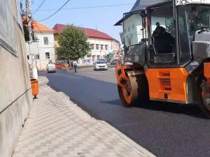 Se toarnă asfalt în Siret din centrul orașului spre vamă