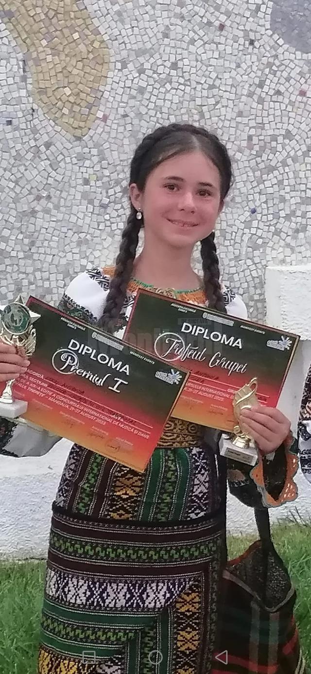 Eleva Antonia Seciu a obținut Trofeul Festivalului Tinereții, la Mangalia, la secțiunea Folclor (