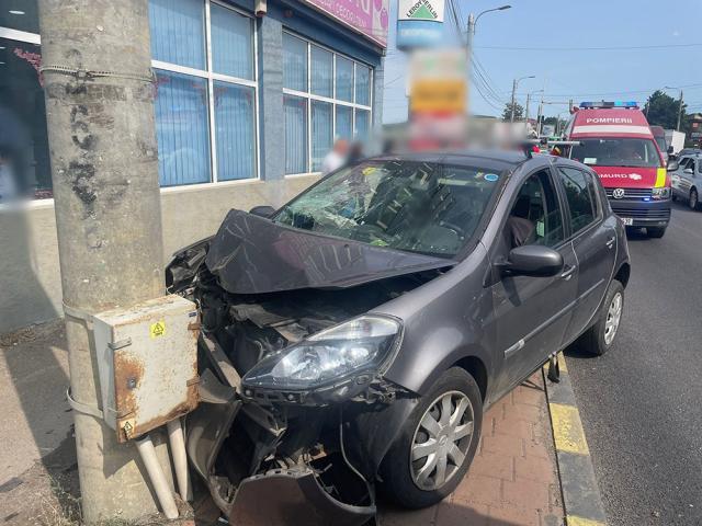 O șoferiță care a pătruns cu mașina pe trotuar a acroșat ușor patru pietoni