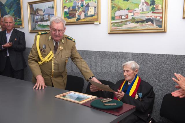 Colonelul în retragere Neculai Niga i-a înmânat lui Gheorghe Oacheş o “Diplomă aniversară”, harta “României Mari” și un tricolor din partea Asociaţiei Naţionale a Veteranilor de Război