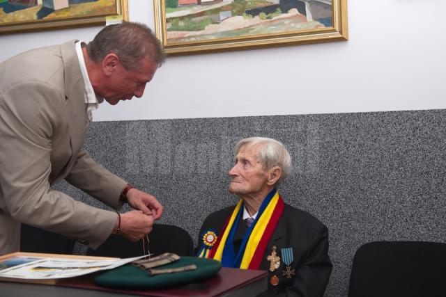 Generalul de brigadă în rezervă Ion Burlui i-a acordat veteranului de război “medalia centenară” din partea Asociației Naționale Cultul Eroilor „Regina Maria”