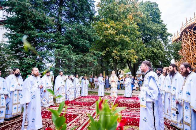 „Să dăm lui Hristos roadele virtuților noastre la timpul cuvenit!” – Predica Înaltpreasfințitului Părinte Calinic în Duminica a XIII-a după Rusalii