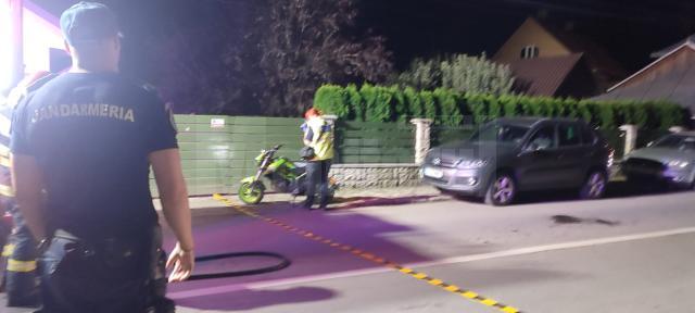 Motociclistul a agățat portiera unei mașini Toyota