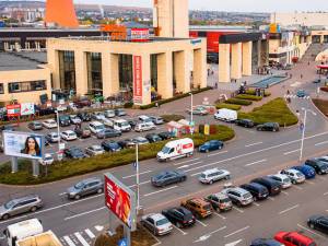 Polițiștii au căutat și găsit o tânără șoferiță care acroșase un pieton în parcarea Iulius Mal Suceava