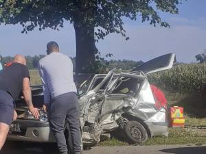 Accident violent, cu doi răniți încarcerați, la Frătăuții Vechi