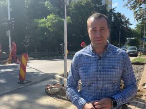 Lucian Harșovschi - Un nou semafor cu buton de comandă pentru pietoni se montează în apropierea Școlii Gimnaziale Nr. 3