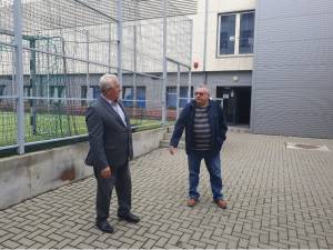 Primarul Sucevei, Ion Lungu, a continuat să verifice personal stadiul de pregătire al unităților de învățământ din municipiu, înainte de începerea anului școlar