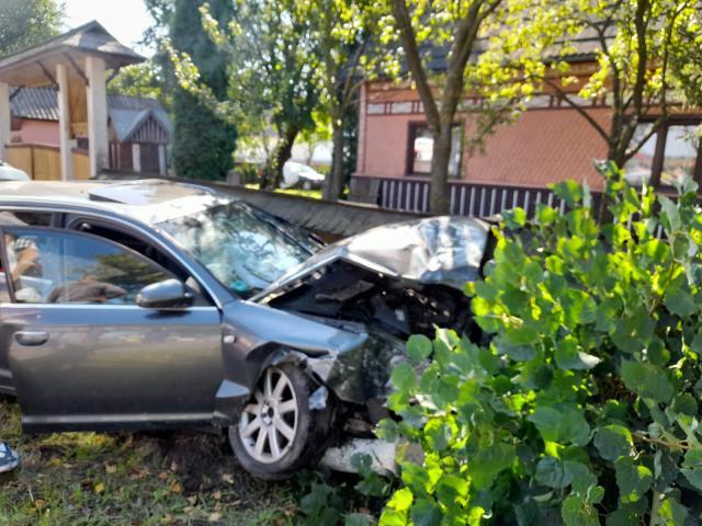 Soțul mort, soția rănită grav, după un impact nimicitor din lateral pentru Dacia Solenza cu care se deplasau