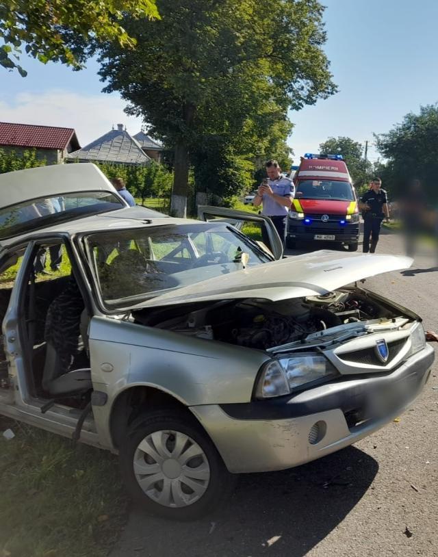 Soțul mort, soția rănită grav, după un impact nimicitor din lateral pentru Dacia Solenza cu care se deplasau