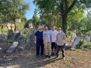 Echipa Fundației Jewish Galicia & Bukovina la lucru în cimitirul evreiesc din Suceava