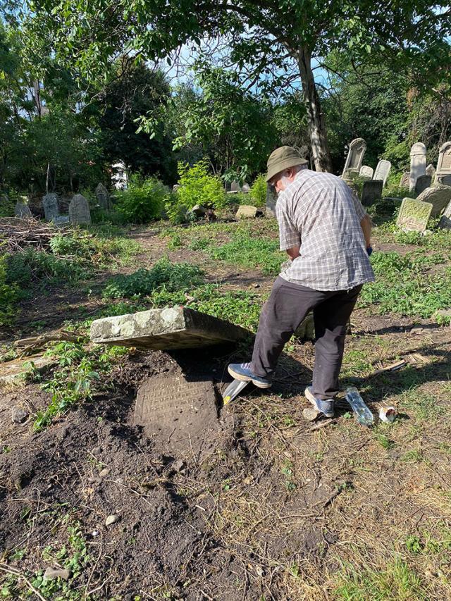 Sunt scoase la lumină valoroase pietre de mormânt