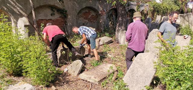 Echipa Fundației Jewish Galicia & Bukovina cu membri ai comunității evreiești din  Suceava