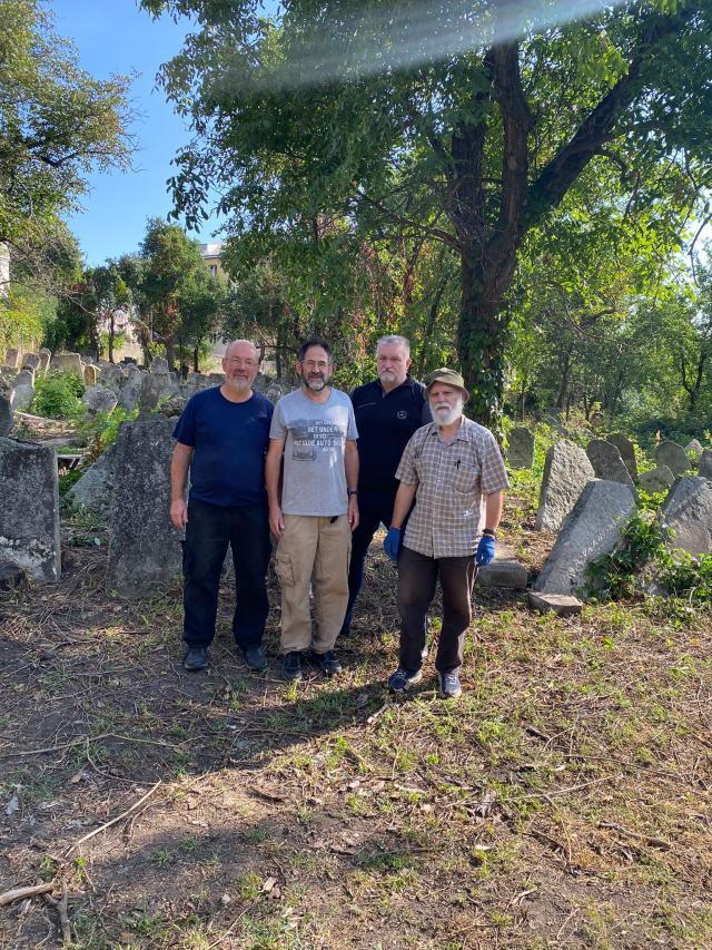 Echipa Fundației Jewish Galicia & Bukovina la lucru în cimitirul evreiesc din Suceava