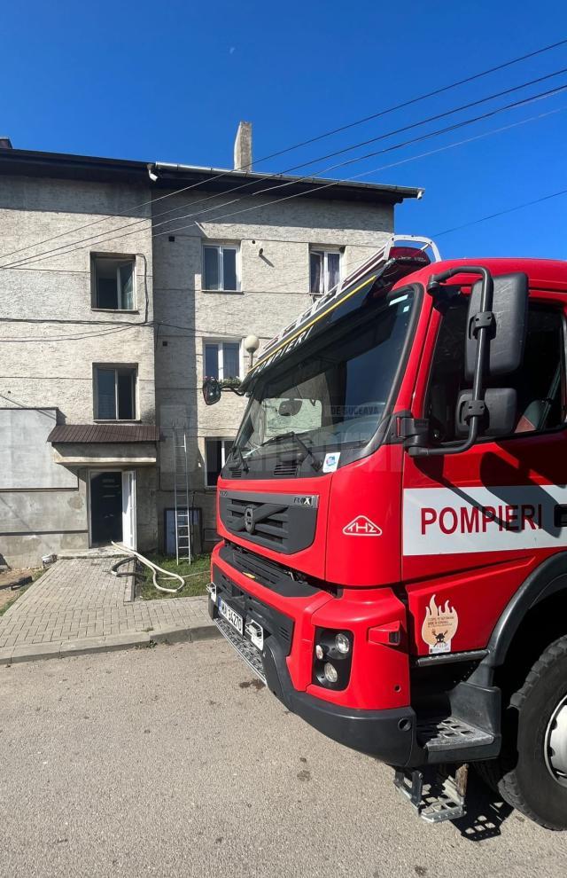 Oameni evacuați după un incendiu în apartamentul unui bloc din Gura Humorului